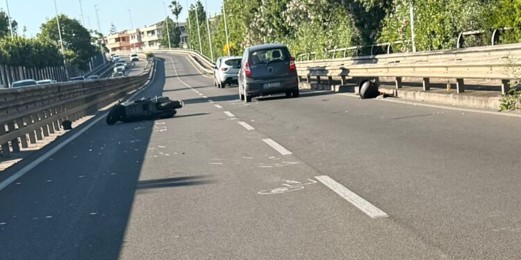 Cagliari, si schianta con lo scooter sull’asse mediano: 50enne  in coma al Brotzu