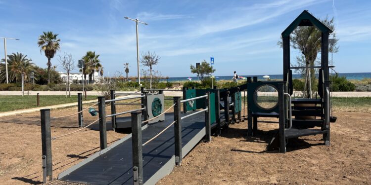 Quartu Sant’Elena, parco giochi inclusivo al Poetto, un grande attrezzo multifunzione con rampe per l’accesso ai disabili