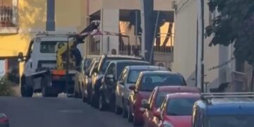 Cagliari, la sosta selvaggia impedisce la svolta ai bus: strage di veicoli rimossi dal carroattrezzi in via Nazario Sauro