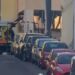 Cagliari, la sosta selvaggia impedisce la svolta ai bus: strage di veicoli rimossi dal carroattrezzi in via Nazario Sauro