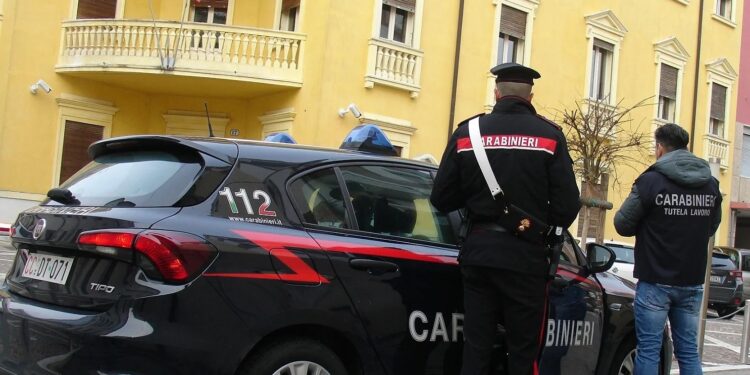 Cagliari, spiava i dipendenti di un bar in centro con una telecamera illegale: 54enne nei guai
