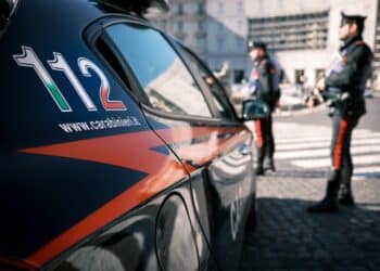 Sanluri, con coltello e droga in auto non si ferma all’alt: inseguimento spericolato nella notte