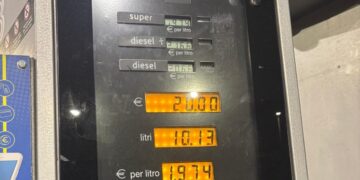 Benzina choc a Cagliari, nella notte si sfiorano i due euro a litro: consumatori infuriati