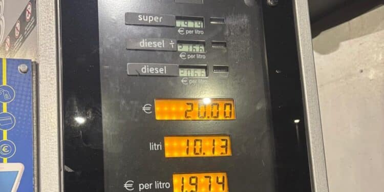 Benzina choc a Cagliari, nella notte si sfiorano i due euro a litro: consumatori infuriati