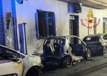 Paura nella notte a Quartu: auto parcheggiate in fiamme, danneggiata la facciata di un palazzo e una famiglia evacuata