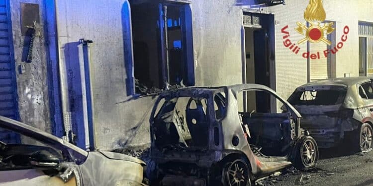 Paura nella notte a Quartu: auto parcheggiate in fiamme, danneggiata la facciata di un palazzo e una famiglia evacuata