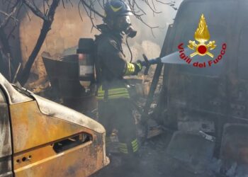 Azienda agricola in fiamme a Decimomannu: gravi danni a un camion, in azione i vigili del fuoco