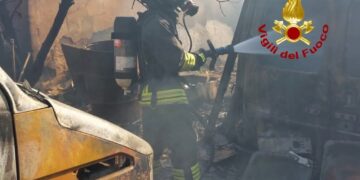 Azienda agricola in fiamme a Decimomannu: gravi danni a un camion, in azione i vigili del fuoco