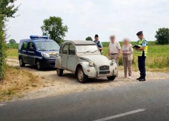 Due settantenni fermati dalla polizia: andavano a 141 km orari su una vecchia Citroen due cavalli