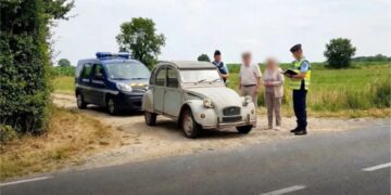 Due settantenni fermati dalla polizia: andavano a 141 km orari su una vecchia Citroen due cavalli