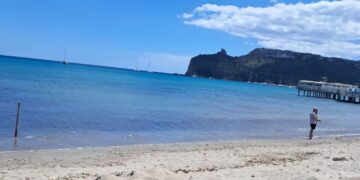 Cagliari, la magia del Poetto che ritorna senza le alghe: via la poseidonia grazie al forte maestrale