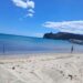 Cagliari, la magia del Poetto che ritorna senza le alghe: via la poseidonia grazie al forte maestrale