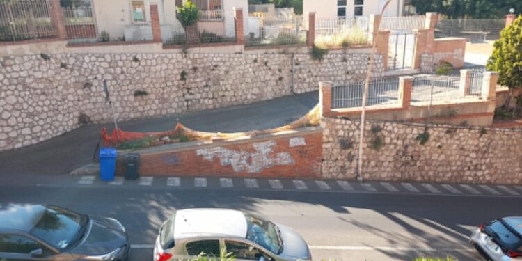 Cagliari, via San Saturnino: allarme sicurezza davanti all’asilo per parapetto pericolante e degrado