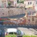 Cagliari, via San Saturnino: allarme sicurezza davanti all’asilo per parapetto pericolante e degrado