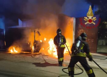 Caos a Uta, va in fiamme il furgone dei fuochi d’artificio proprio durante la festa patronale del paese