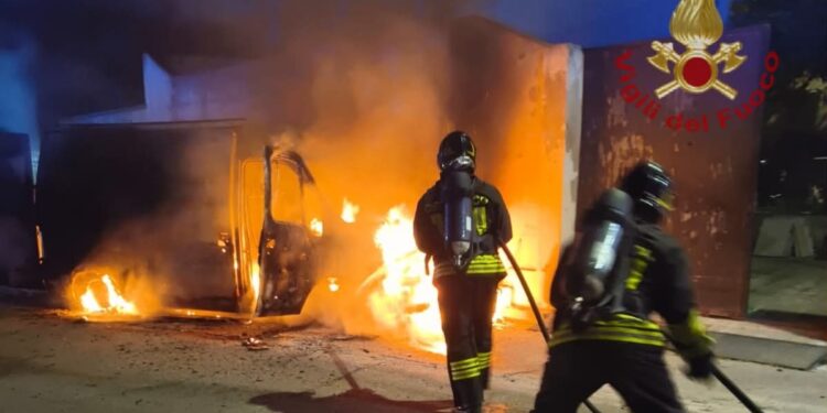 Caos a Uta, va in fiamme il furgone dei fuochi d’artificio proprio durante la festa patronale del paese