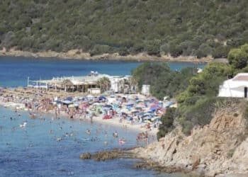 Tuerredda, da oggi scatta l’accesso contingentato: fino al 15 ottobre solo 1100 persone potranno nuotare nelle sue acque cristalline