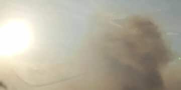 Vasto incendio lungo la 131, vigili del fuoco in azione