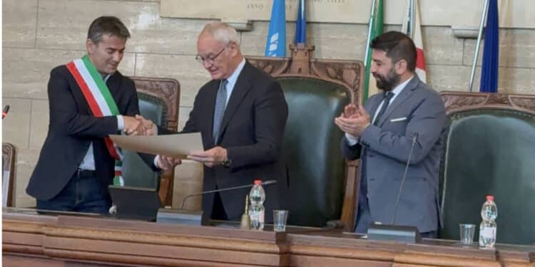 A mister Claudio Ranieri la pergamena della cittadinanza onoraria di Cagliari: “Orgoglioso di far parte di voi”