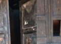 Siliqua, chiesa violata da ignoti: porta divelta e incisa con simboli volgari
