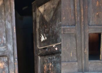 Siliqua, chiesa violata da ignoti: porta divelta e incisa con simboli volgari