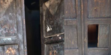 Siliqua, chiesa violata da ignoti: porta divelta e incisa con simboli volgari