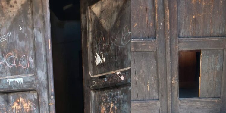 Siliqua, chiesa violata da ignoti: porta divelta e incisa con simboli volgari
