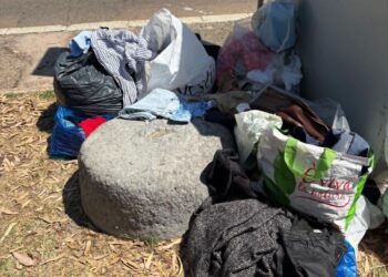 Poetto nel caos tra rifiuti, degrado e occupazione abusiva di spazi: la polemica esplode in consiglio comunale