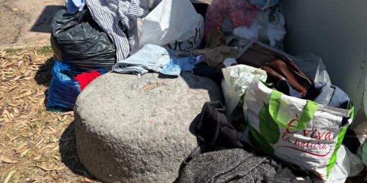 Poetto nel caos tra rifiuti, degrado e occupazione abusiva di spazi: la polemica esplode in consiglio comunale